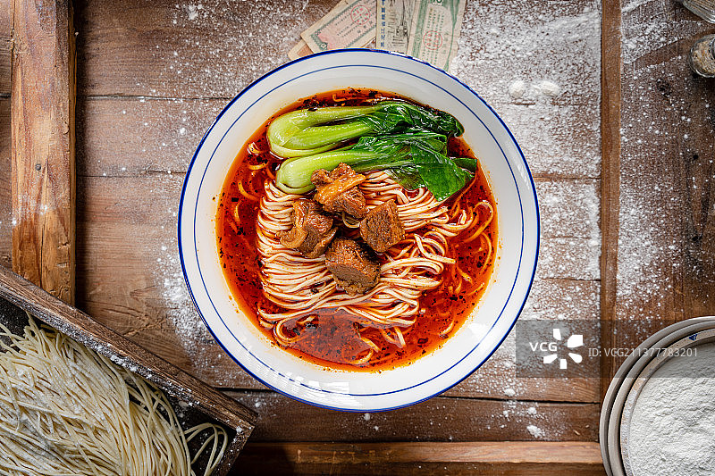 传递面食 北方美食 陕西特色 面 复古 中式风格 包子 面点 母鸡汤底 骨汤图片素材