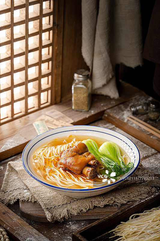 传递面食 北方美食 陕西特色 面 复古 中式风格 包子 面点 母鸡汤底 骨汤图片素材