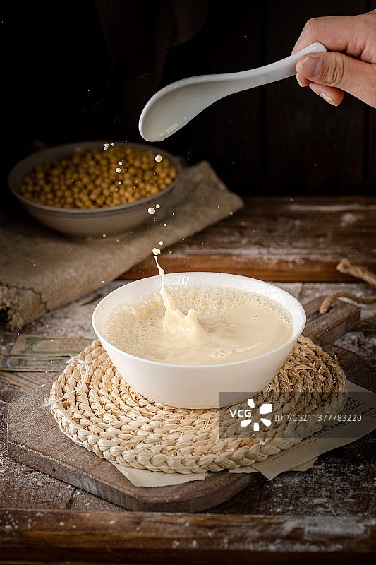 传递面食 北方美食 陕西特色 面 复古 中式风格 包子 面点 母鸡汤底 骨汤图片素材