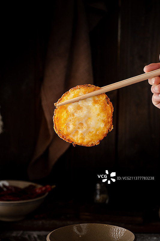 传递面食 北方美食 陕西特色 面 复古 中式风格 包子 面点 母鸡汤底 骨汤图片素材
