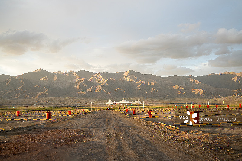 夕阳下的高山图片素材