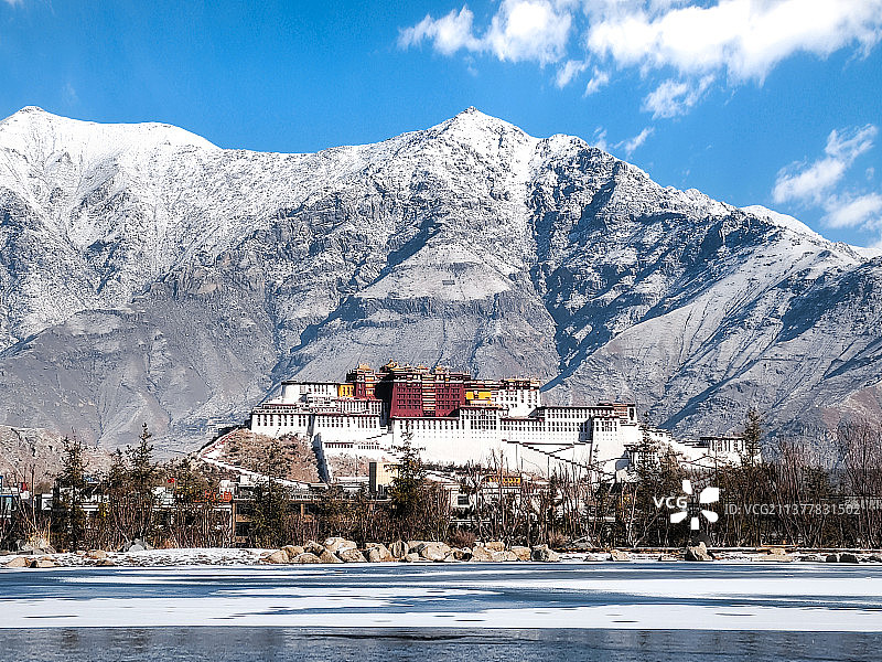 蓝天雪山下的布达拉宫图片素材