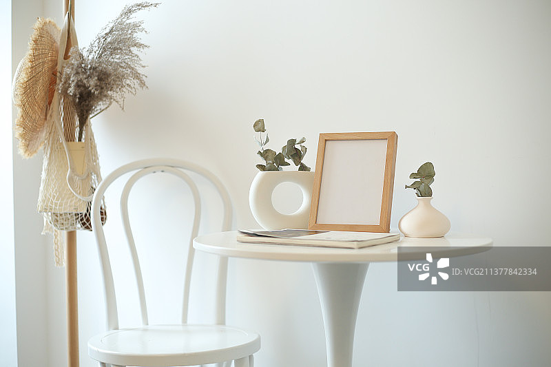 窗边洁白的桌面与空相框图片素材