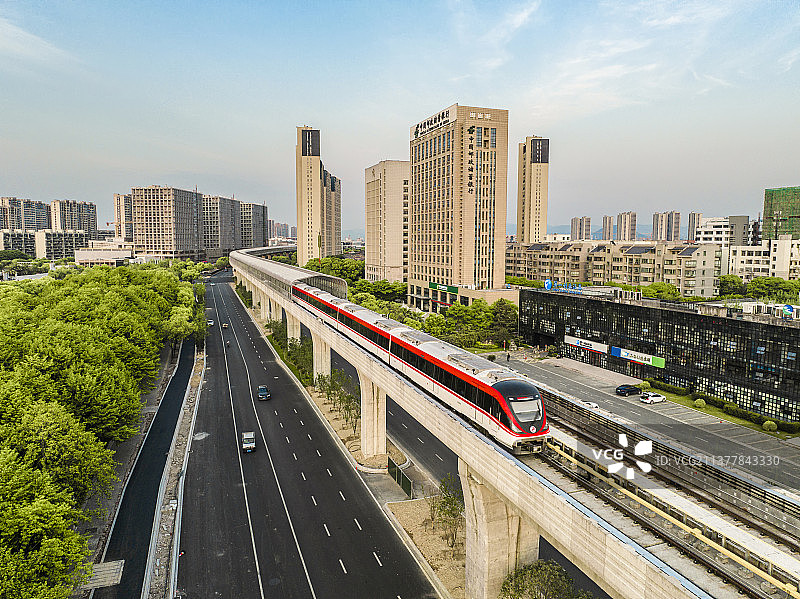 金华轨道交通行驶中的轻轨高视角航拍大景 轻轨 地铁图片素材