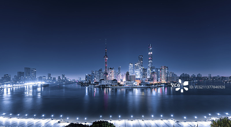 上海外滩和平饭店机位拍摄黄浦江浦东陆家嘴东方明珠金茂大厦环球金融中心上海中心大厦图片素材