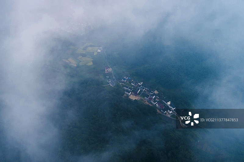 云雾中的风光图片素材