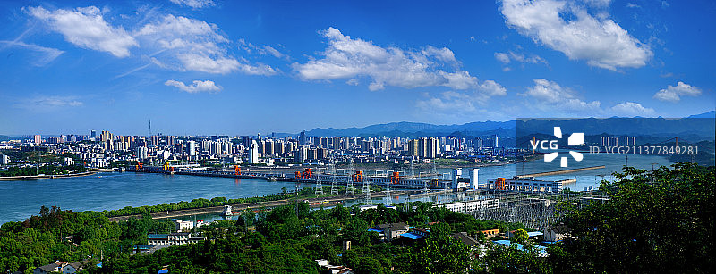 葛洲坝上的宜昌市全貌图片素材