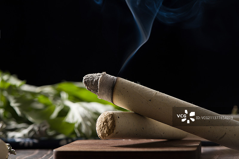 燃烧的艾灸艾条图片素材