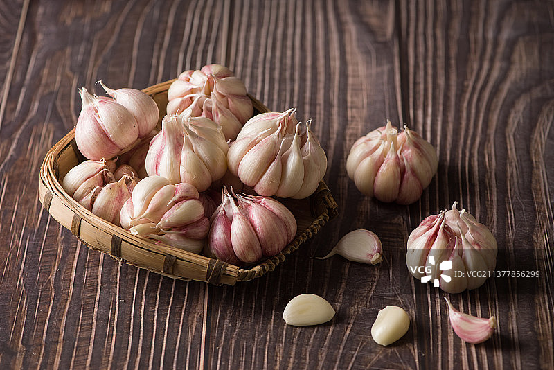 桌上新鲜的大蒜蒜头图片素材