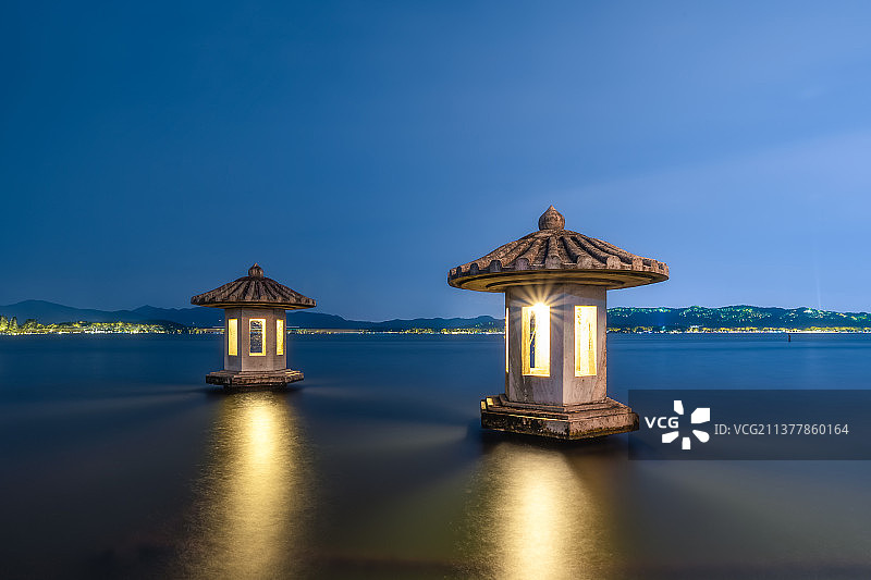 杭州西湖翠光亭夜景图片素材