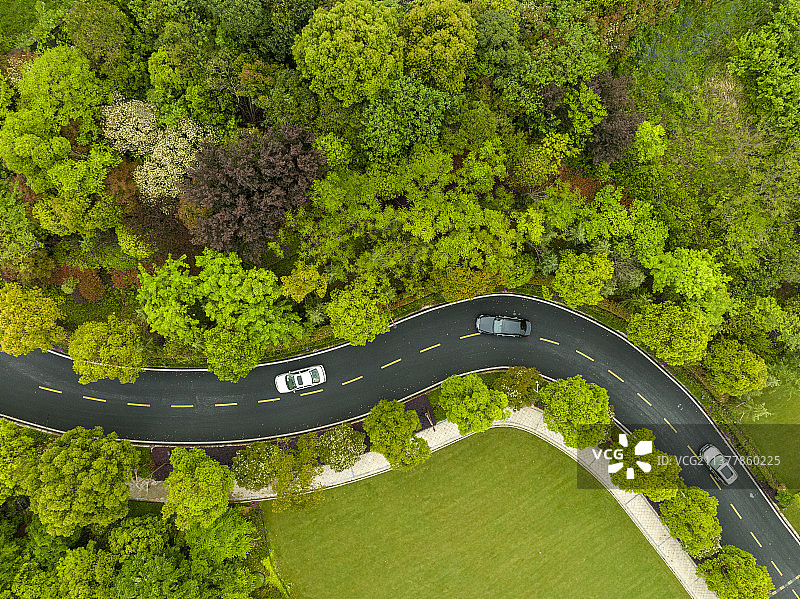 航拍公路马路汽车树林草地城市自然风光图片素材