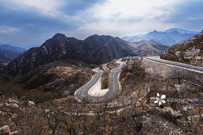 春天的盘山公路和长城图片素材