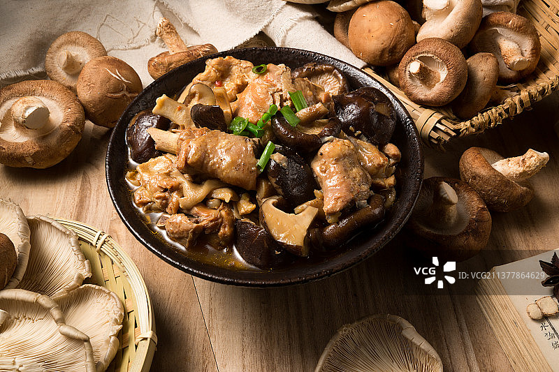 香菇炖鸡肉，美食搭配图片素材