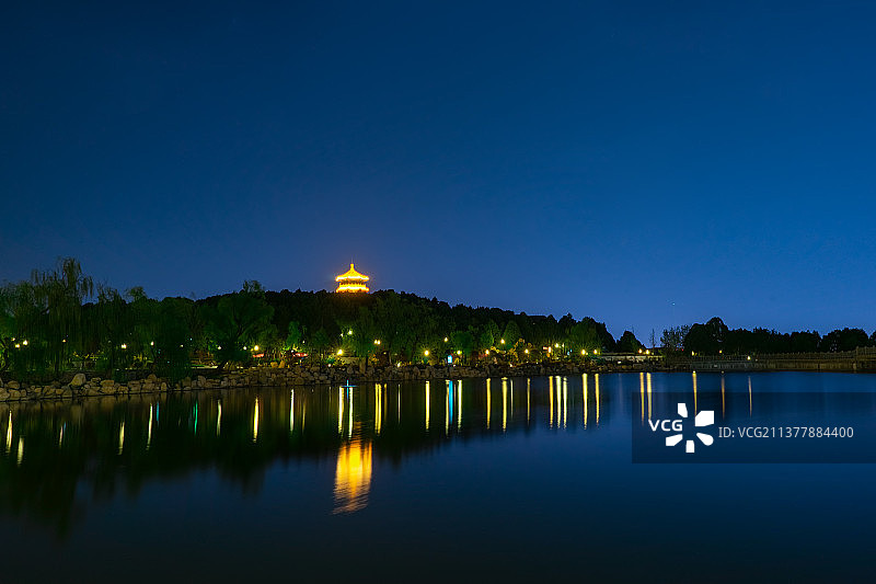 中国山东泰安市著名旅游景点泰山5A级风景区，虎山公园里的虎山水库自然风光，户外夜晚无人图像摄影图片素材