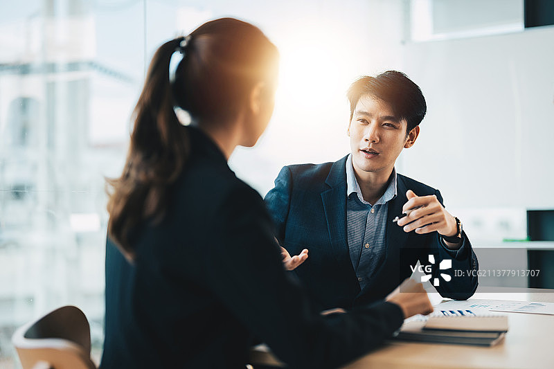 两位亚洲商人在讨论工作图片素材