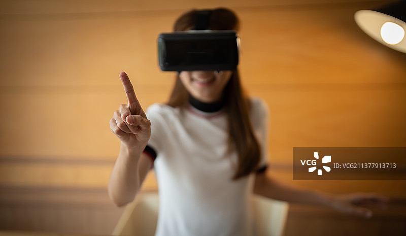 体验VR的年轻亚洲女性图片素材