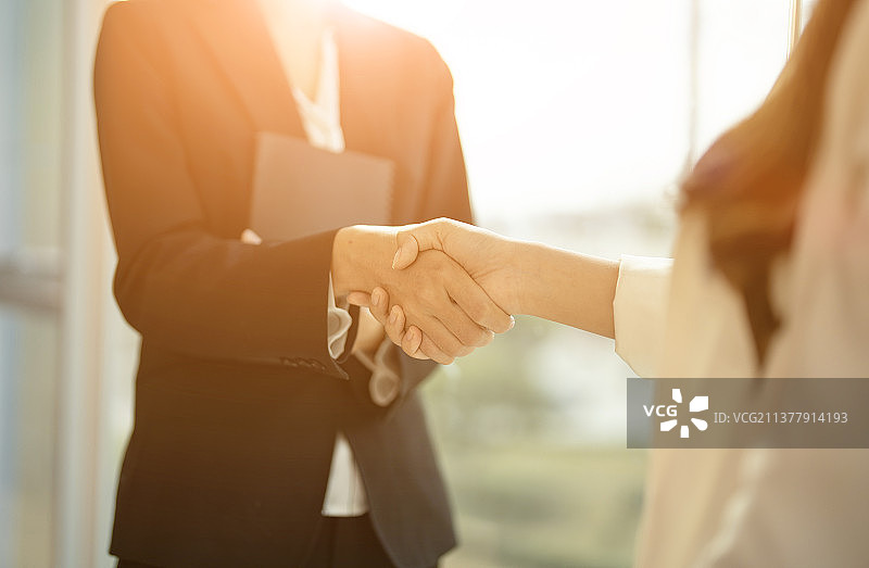 商务人士握手，会议结束特写图片素材