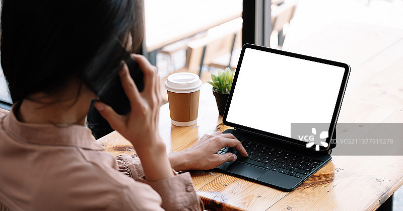 年轻迷人的亚洲女商人微笑肖像图片素材