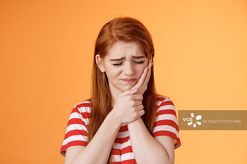 难受的红发女孩牙痛特写图片素材