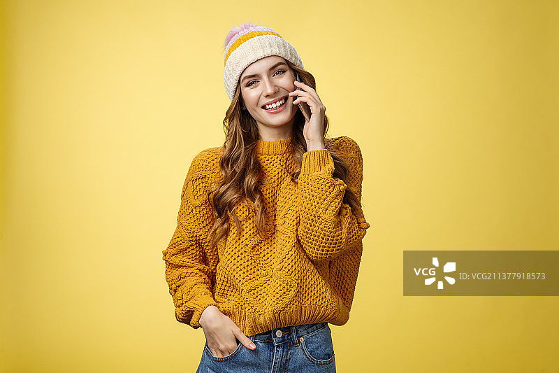 戴帽子和毛衣的迷人时尚欧洲女人图片素材