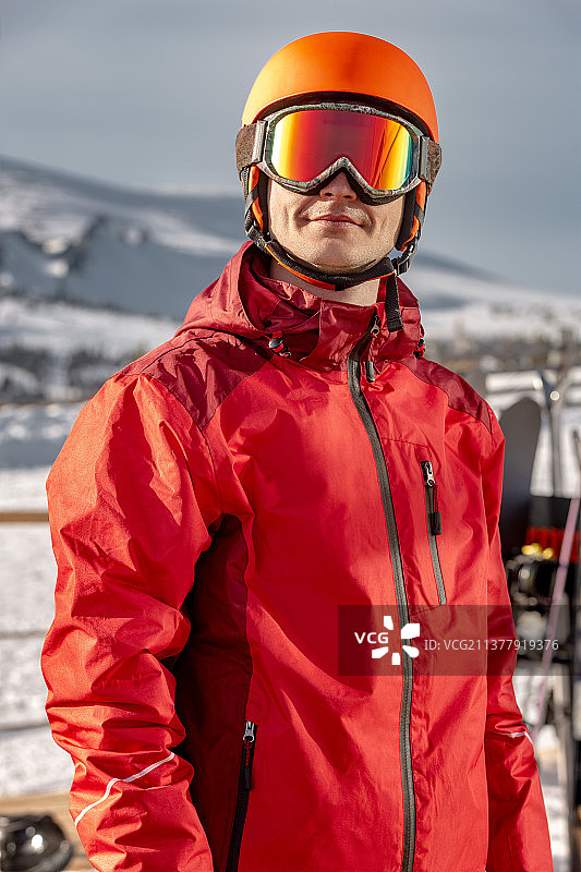 站在雪山前的专业成年男滑雪者肖像图片素材