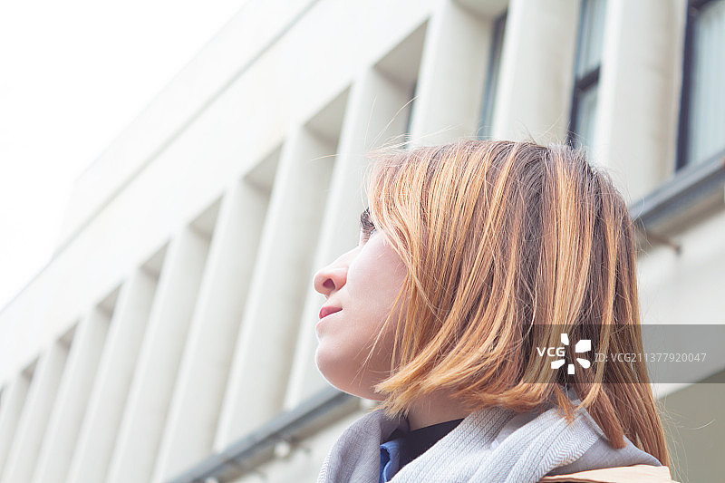 站在办公楼附近的白人女商人图片素材