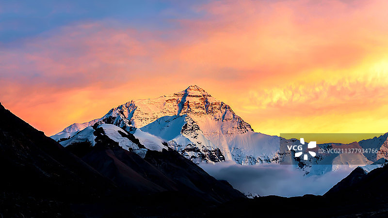 珠穆朗玛峰日照金山夕阳火烧云图片素材