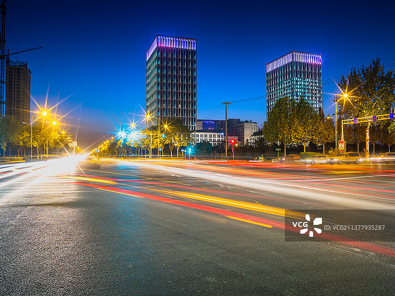 北京亦庄朝林广场夜景光绘汽车广告背景图图片素材