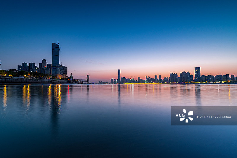 中国湖北武汉汉阳南岸嘴日出图片素材