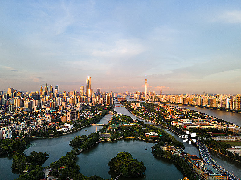 广州塔和珠江新城城市黄昏天际线图片素材