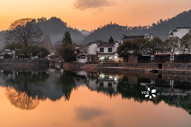 黄昏时刻静谧的水乡古镇图片素材