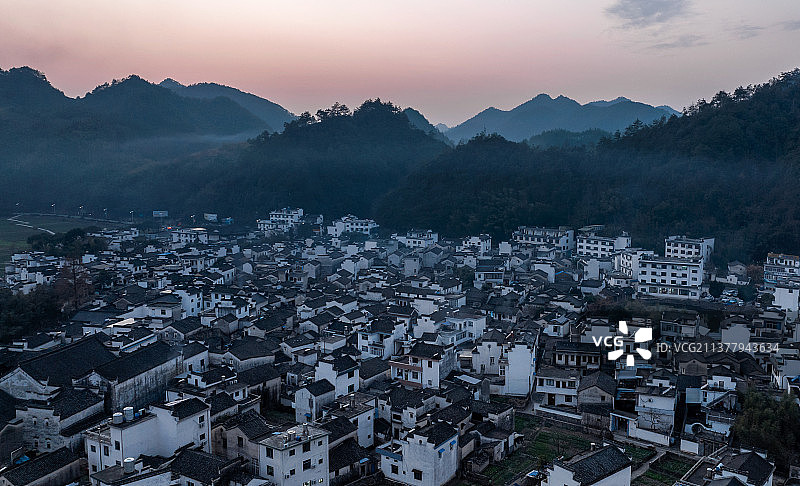 群山中安静的古镇村落图片素材