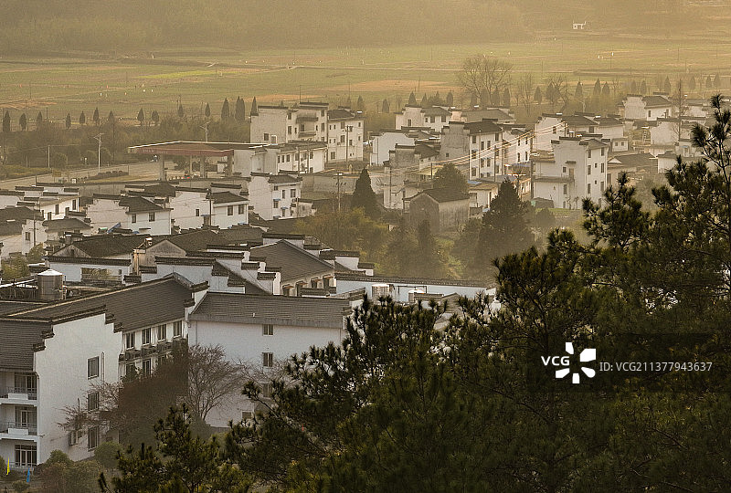 夕阳下的皖南新农村图片素材