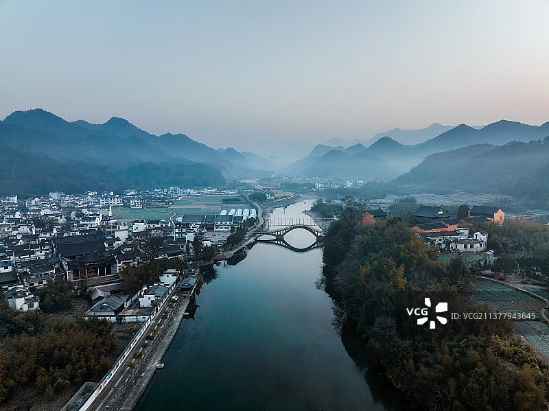 皖南山区中宛如仙境的田园农村图片素材