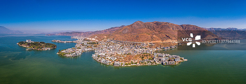 航拍视角下的大理洱海全景图片素材