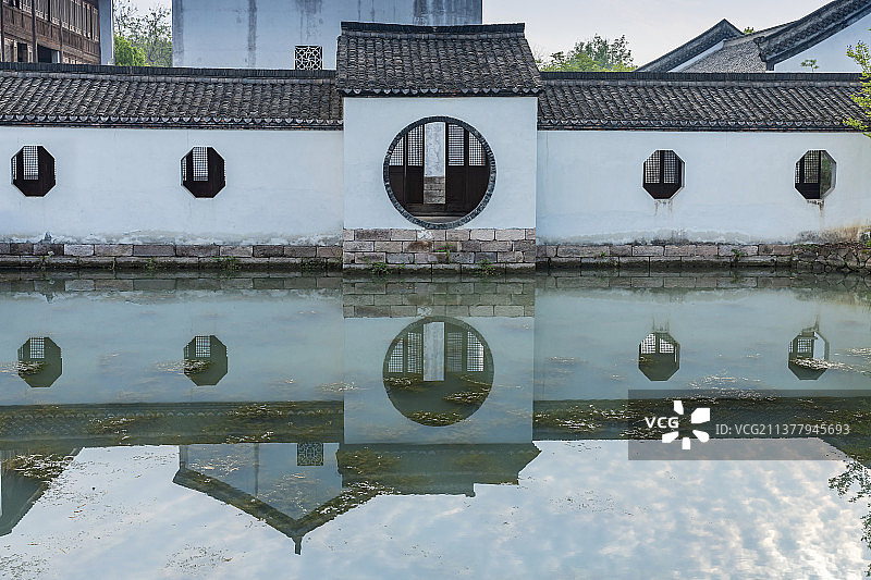 池塘边老房子的围墙图片素材