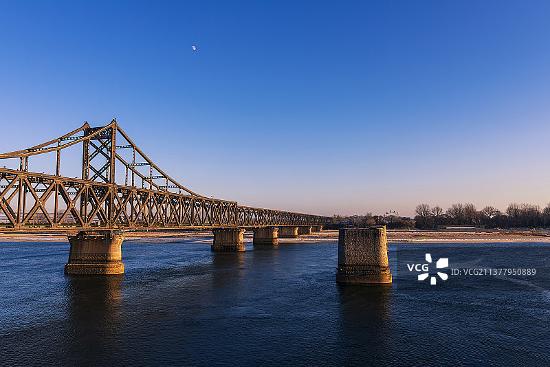 界江黄昏--辽宁丹东鸭绿江桥图片素材