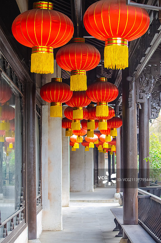 中国山东省枣庄市台儿庄古城 著名旅游景点 中国园林里的古代建筑，游廊和悬挂的红色灯笼 户外无人图像摄图片素材