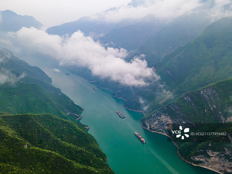 飞阅巫峡图片素材