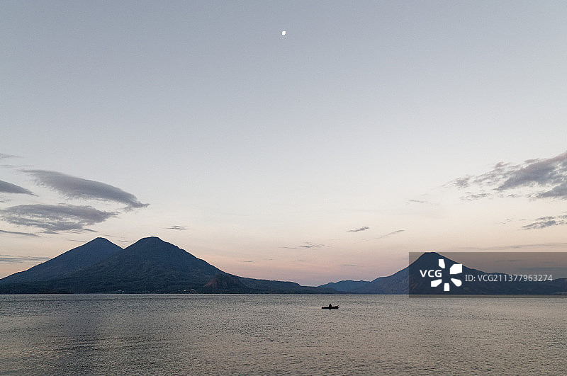 危地马拉阿蒂特兰湖圣卡塔琳娜·帕洛波火山日落海景图片素材