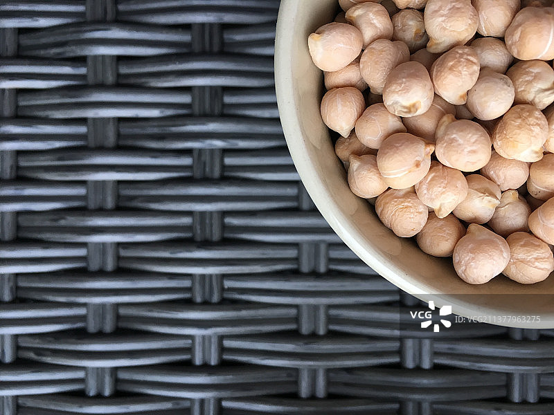 灰色柳条表面鹰嘴豆盘子特写图片素材