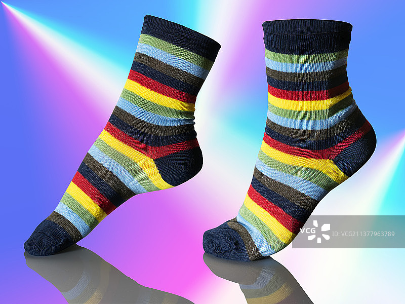 彩虹背景上的彩色袜子图片素材