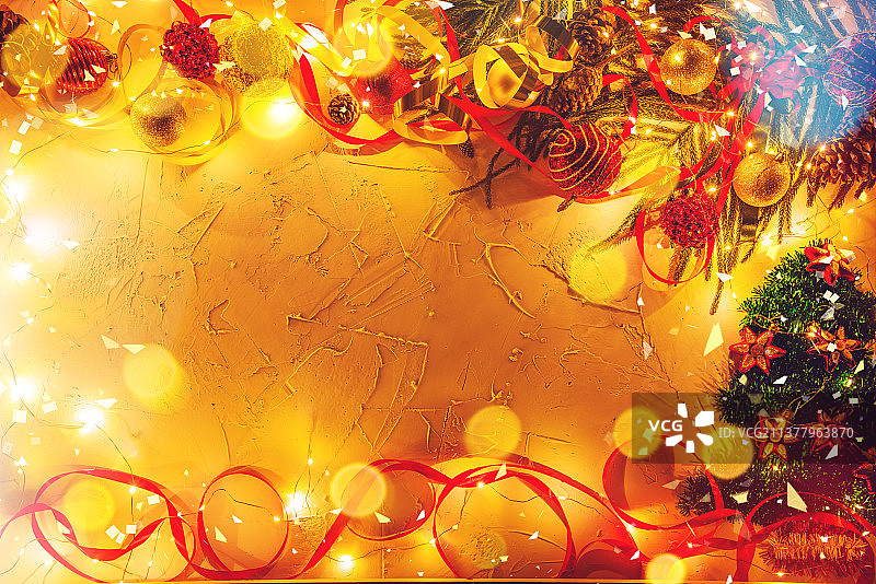 圣诞装饰球和饰品，照亮的圣诞灯特写图片素材