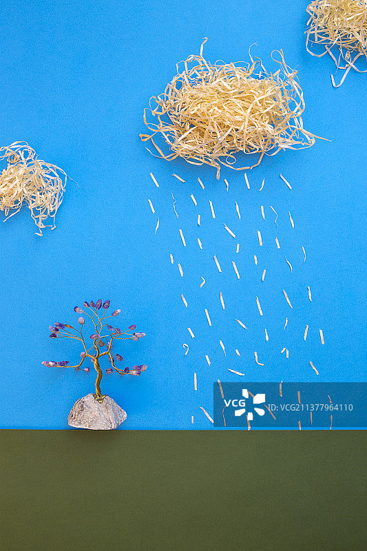 彩色纸屑木片夏季雨景装置图片素材