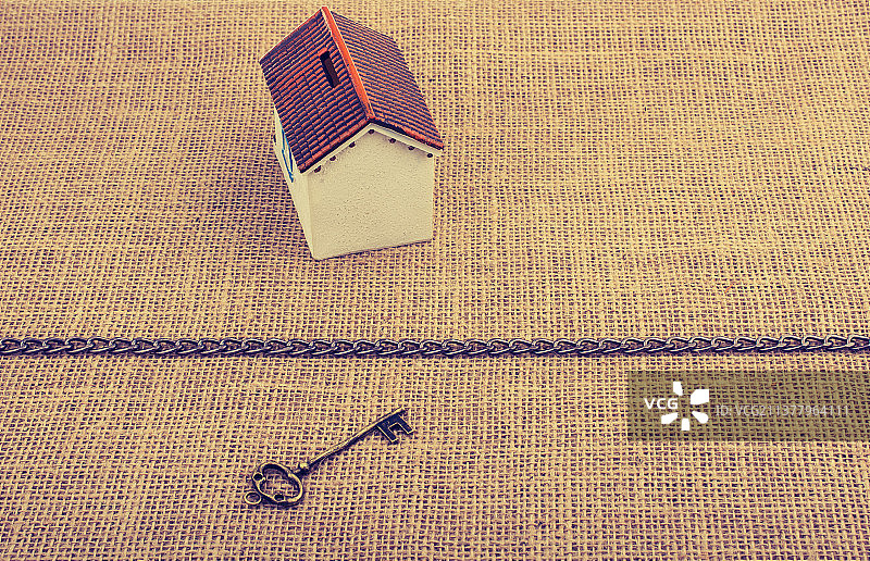 复古钥匙和链条后面的模型屋图片素材