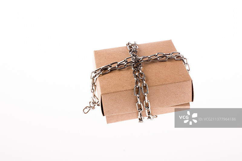 链条纸板箱，白色背景上的礼品盒特写图片素材