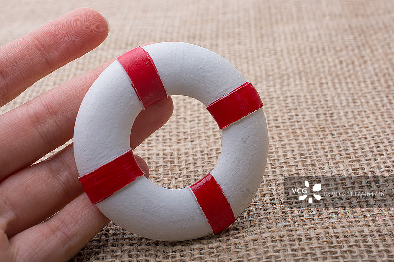 手持救生圈，面料背景图片素材