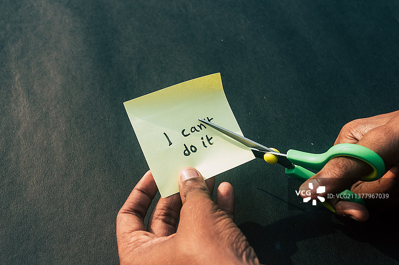 手部用剪刀裁剪字母T图片素材