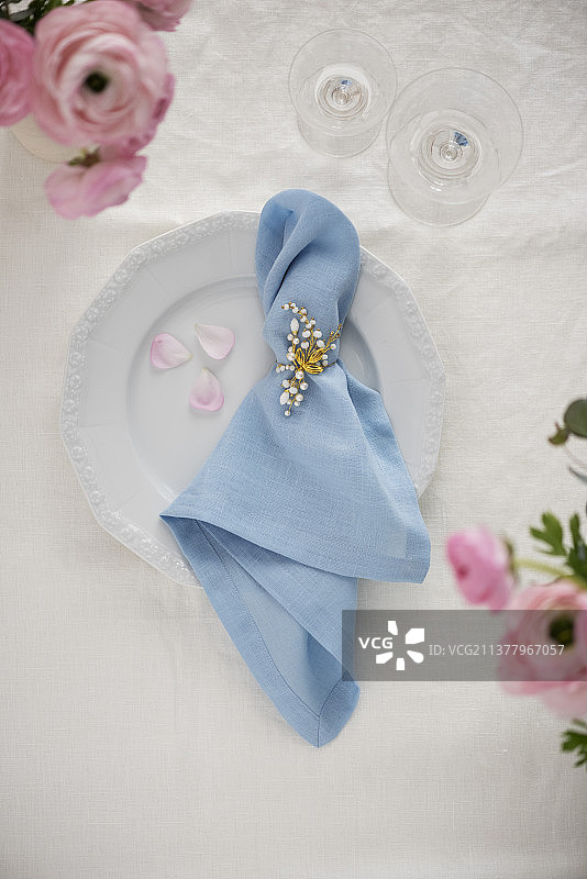白色餐盘上的淡蓝色亚麻餐巾图片素材