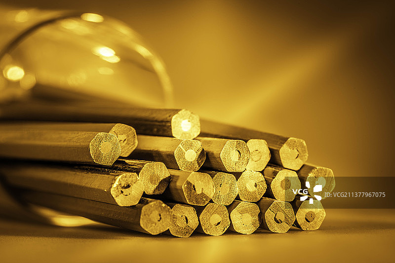 一组铅笔在金桌，东格林斯特德，英国，英国图片素材